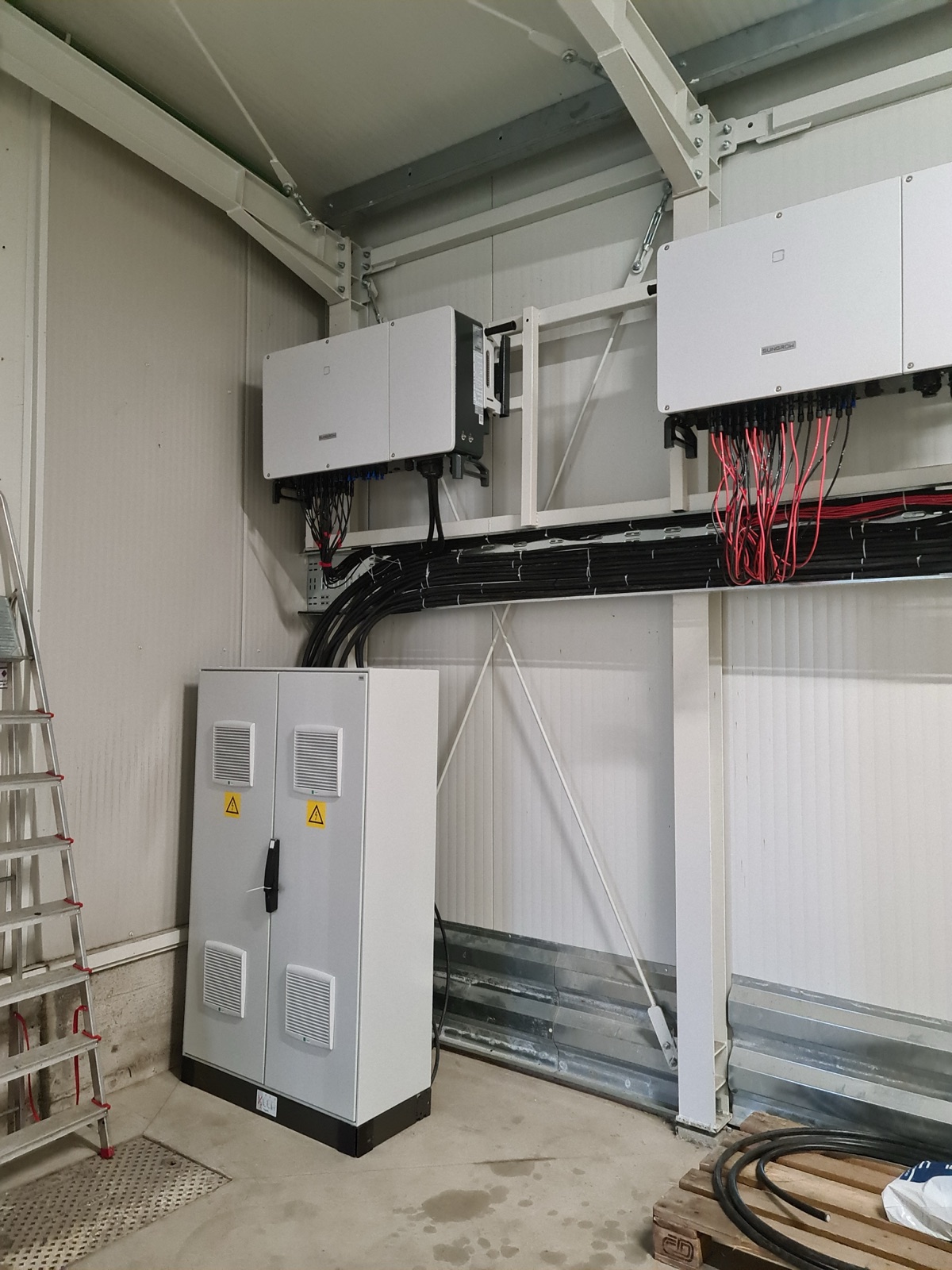 Industrial installation — 400 kWp · three-phase
